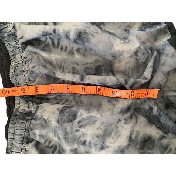 Under Armour Fitted Heat Gear Shorts Athletic Sporty Tie Dye - Picture 10 of 12